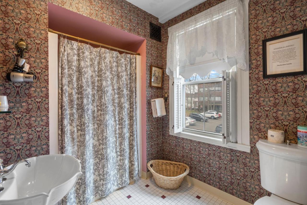 Lizzie Borden House Bed & Breakfast Fall River Eksteriør bilde