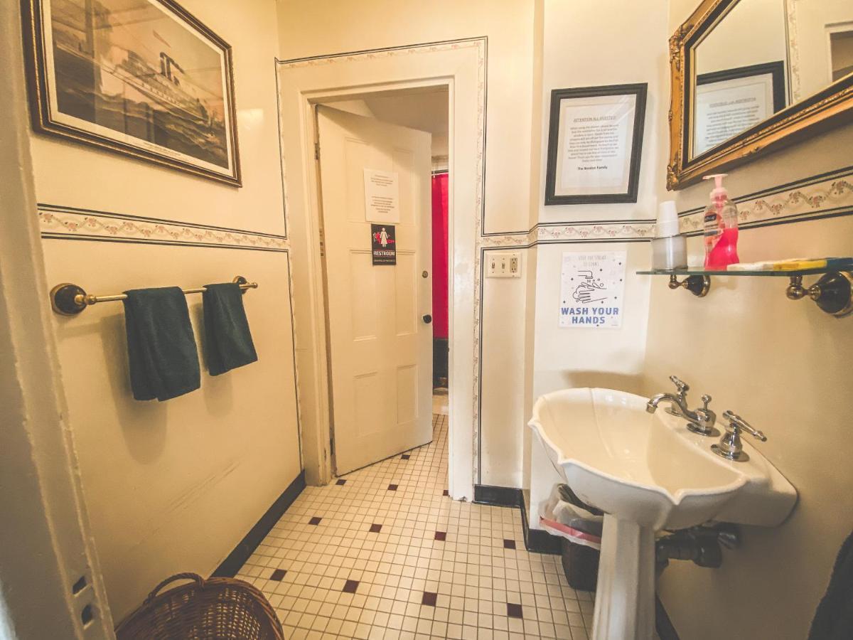 Lizzie Borden House Bed & Breakfast Fall River Eksteriør bilde
